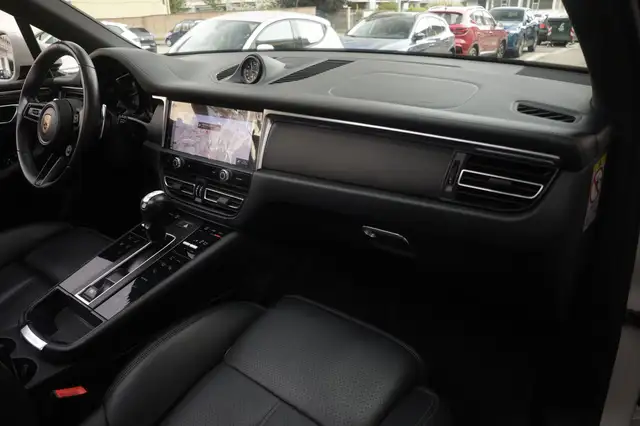 Porsche Macan view 10