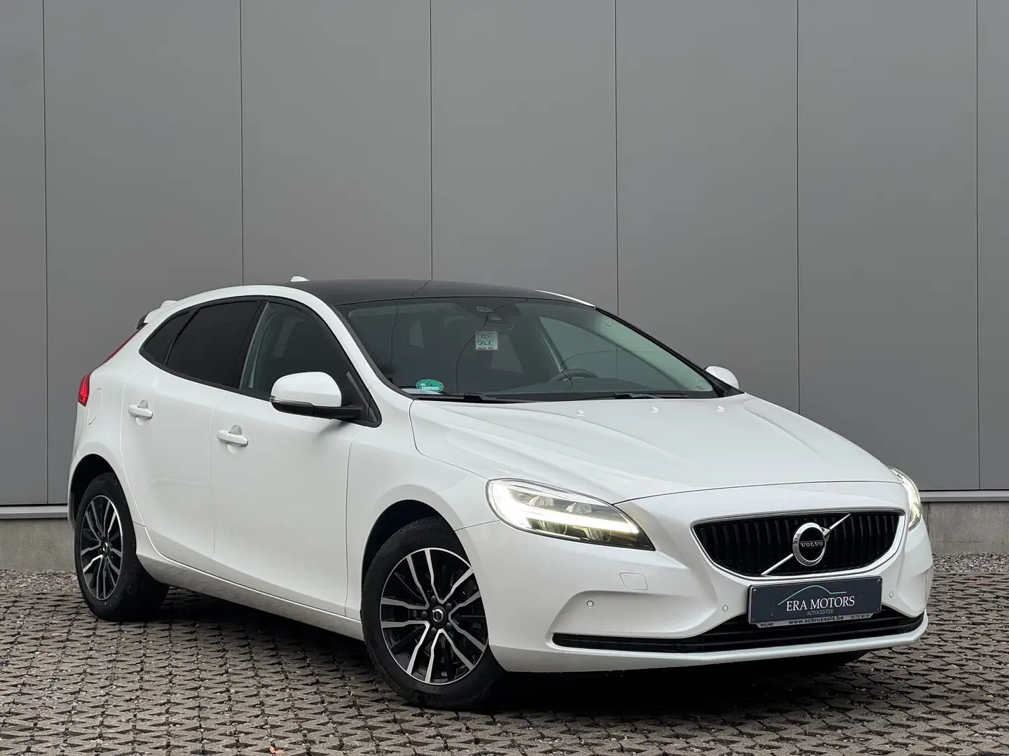 Volvo V40 1.5 T2 Black Edition Pano LED Camera Garantie * Blanc - 2