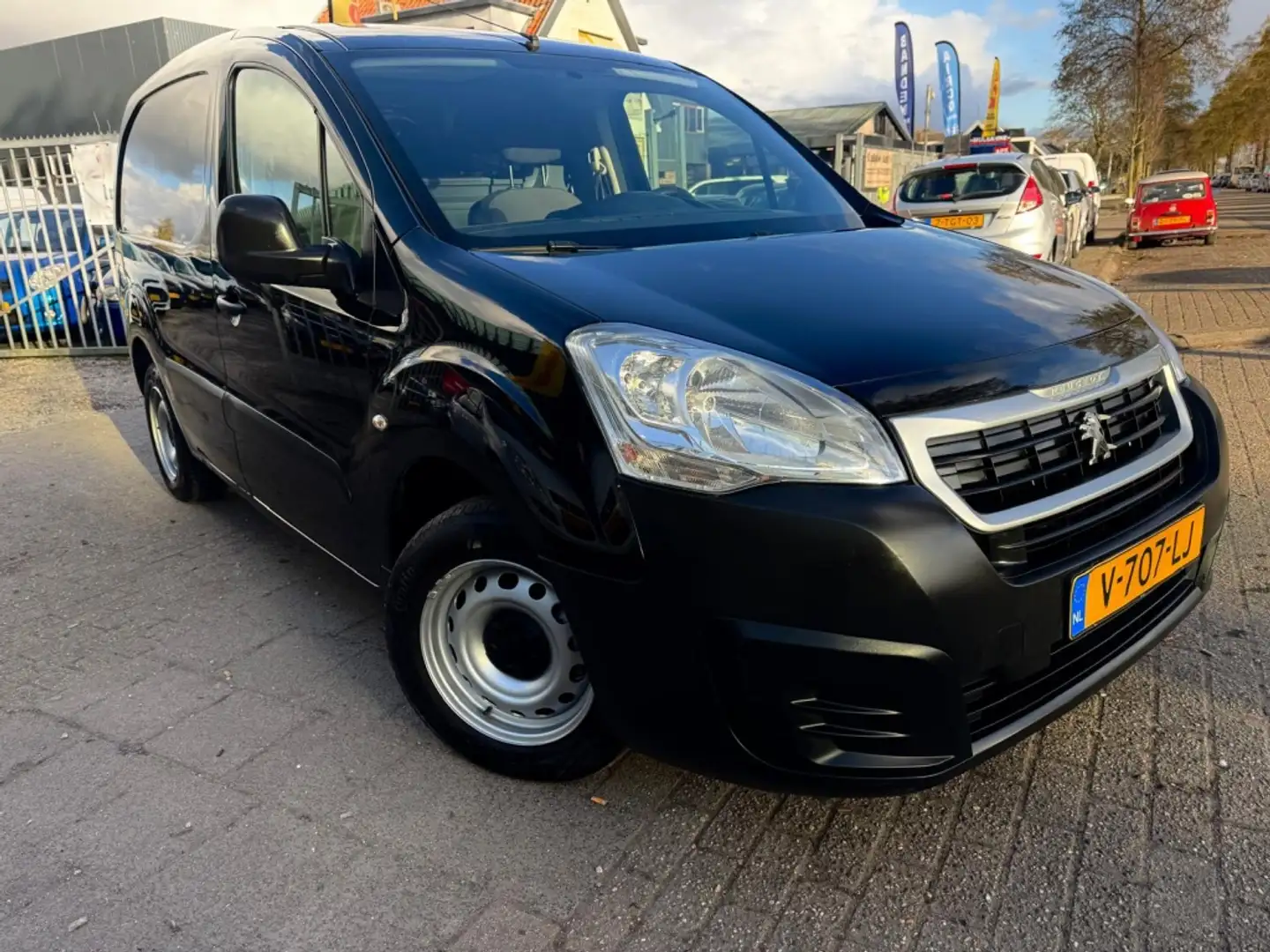 Peugeot Partner 120 1.6 BlHDi L1 P+ Zwart - 2