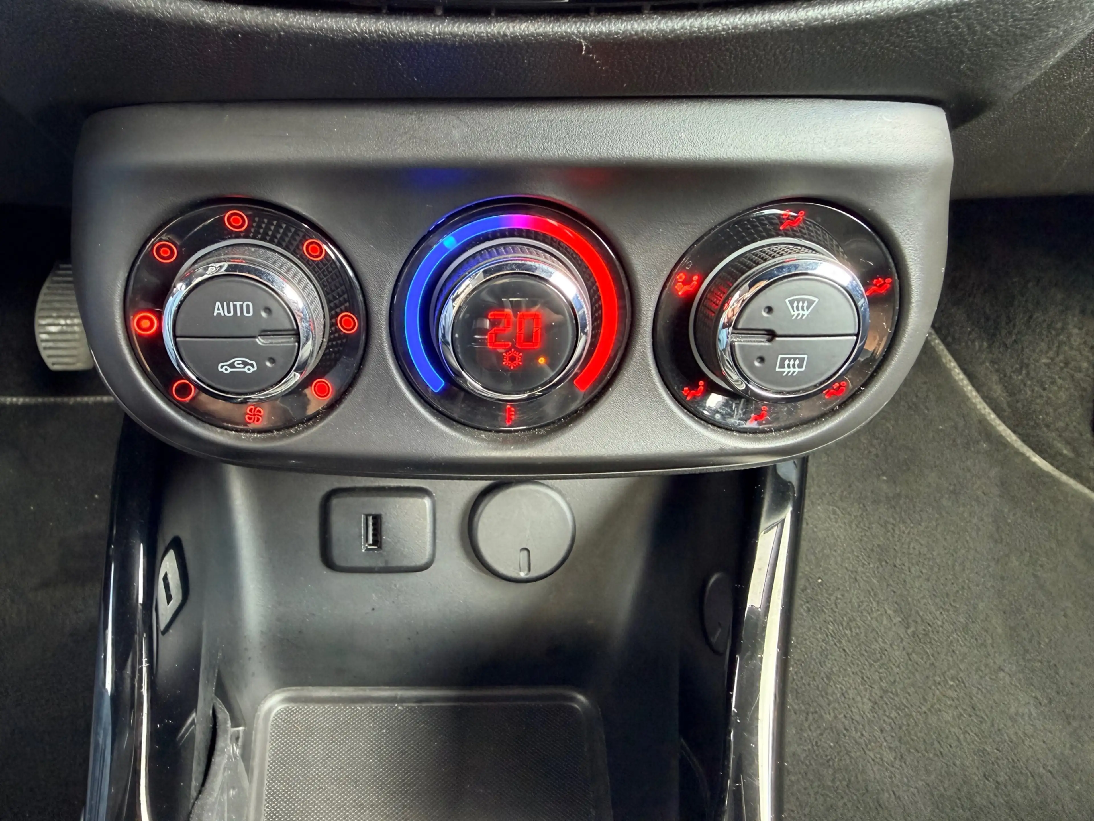 Opel Adam 1.0 Turbo Rocks CARPLAY Clima Navi Cruise Control — photo 35