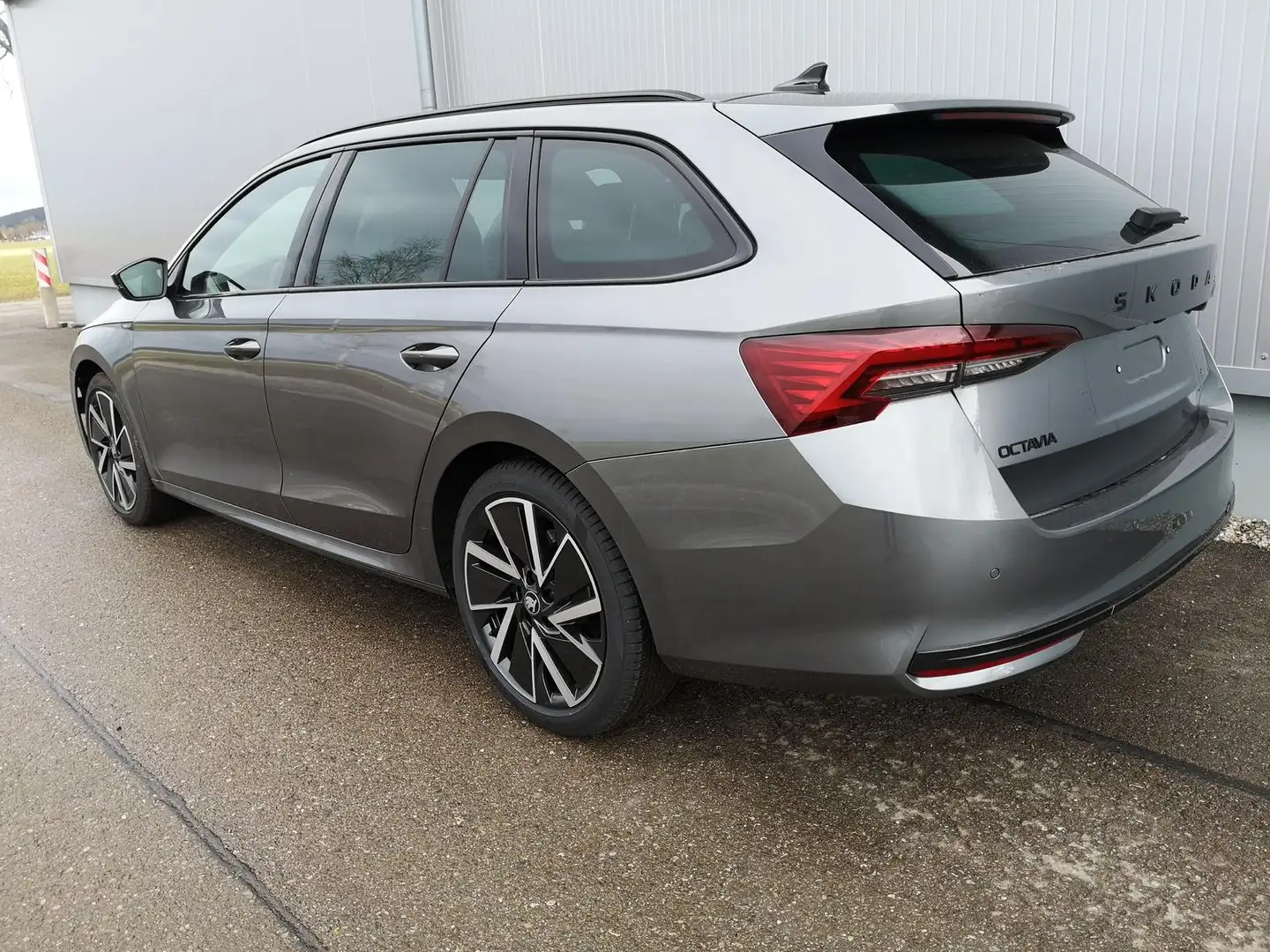 Skoda Octavia Kombi 1.5 TSI mHEV DSG ABT Sportline AHK Navi ACC Grau - 2