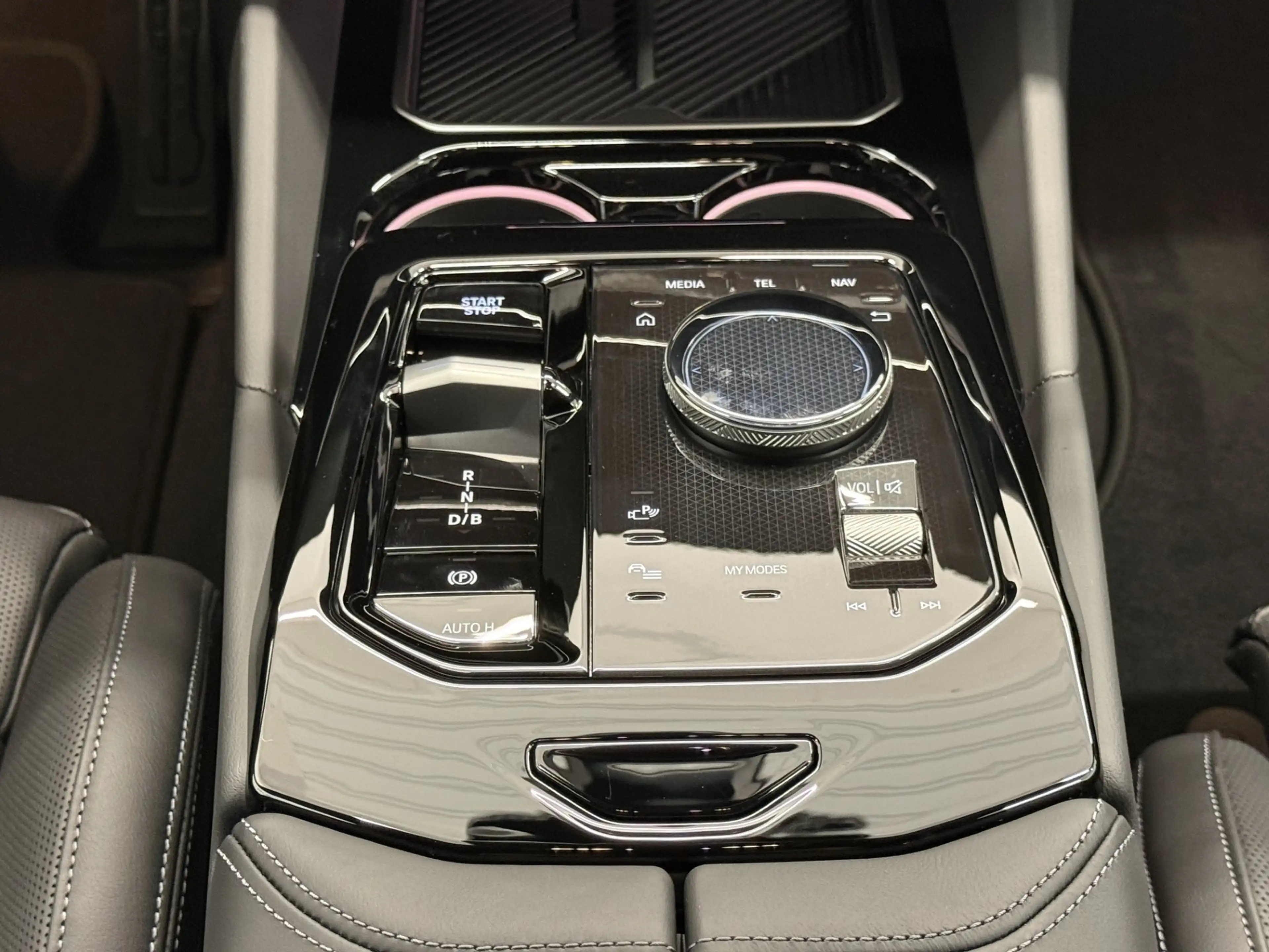 BMW i5 xDrive40 — photo 11