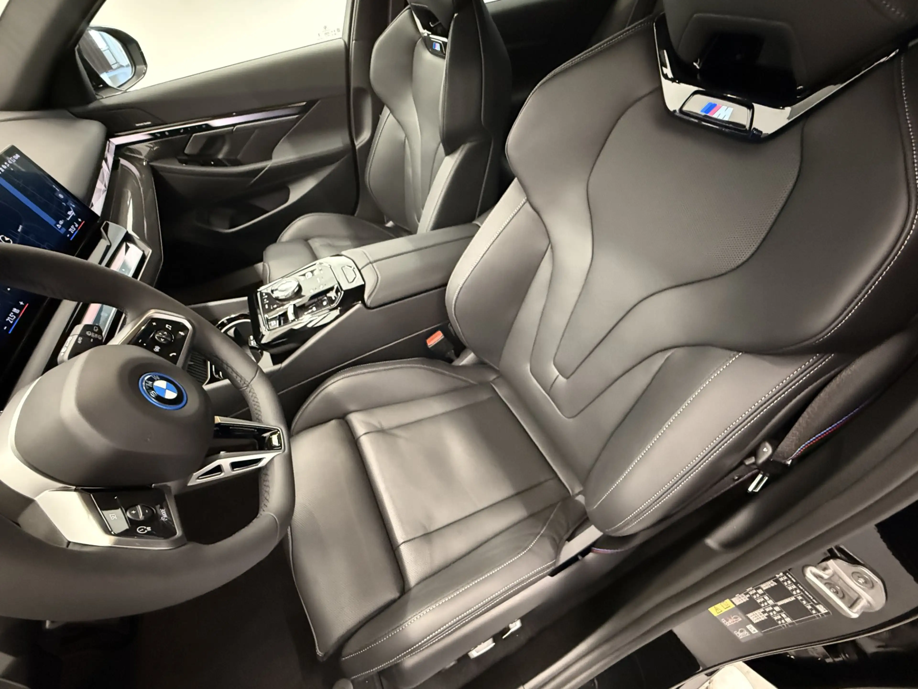 BMW i5 xDrive40 — photo 12