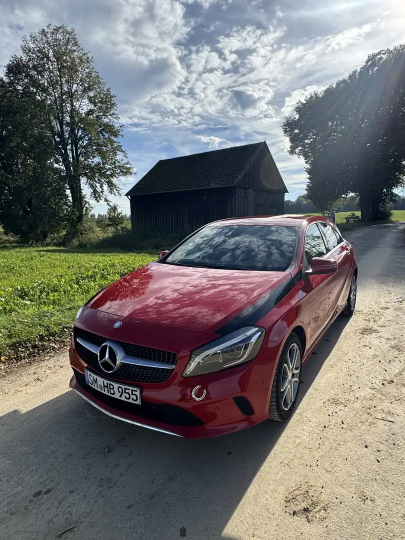 Mercedes-Benz A 200 7G-DCT Urban Rot - 1