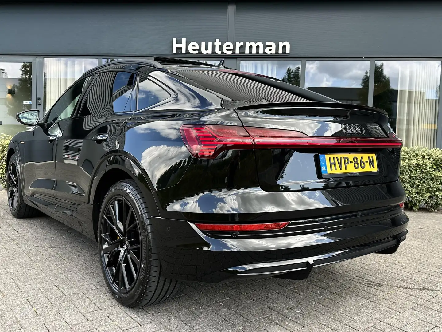 Audi e-tron Sportback 50 Quattro S line Black Edition Pano/ B& Zwart - 2