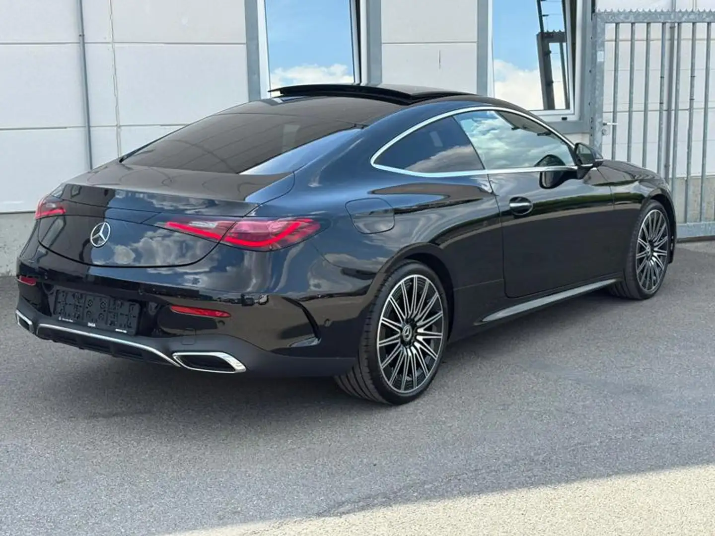 Mercedes-Benz CLE 200 CLE Coupé AMG Line Toit Pano Noir - 2