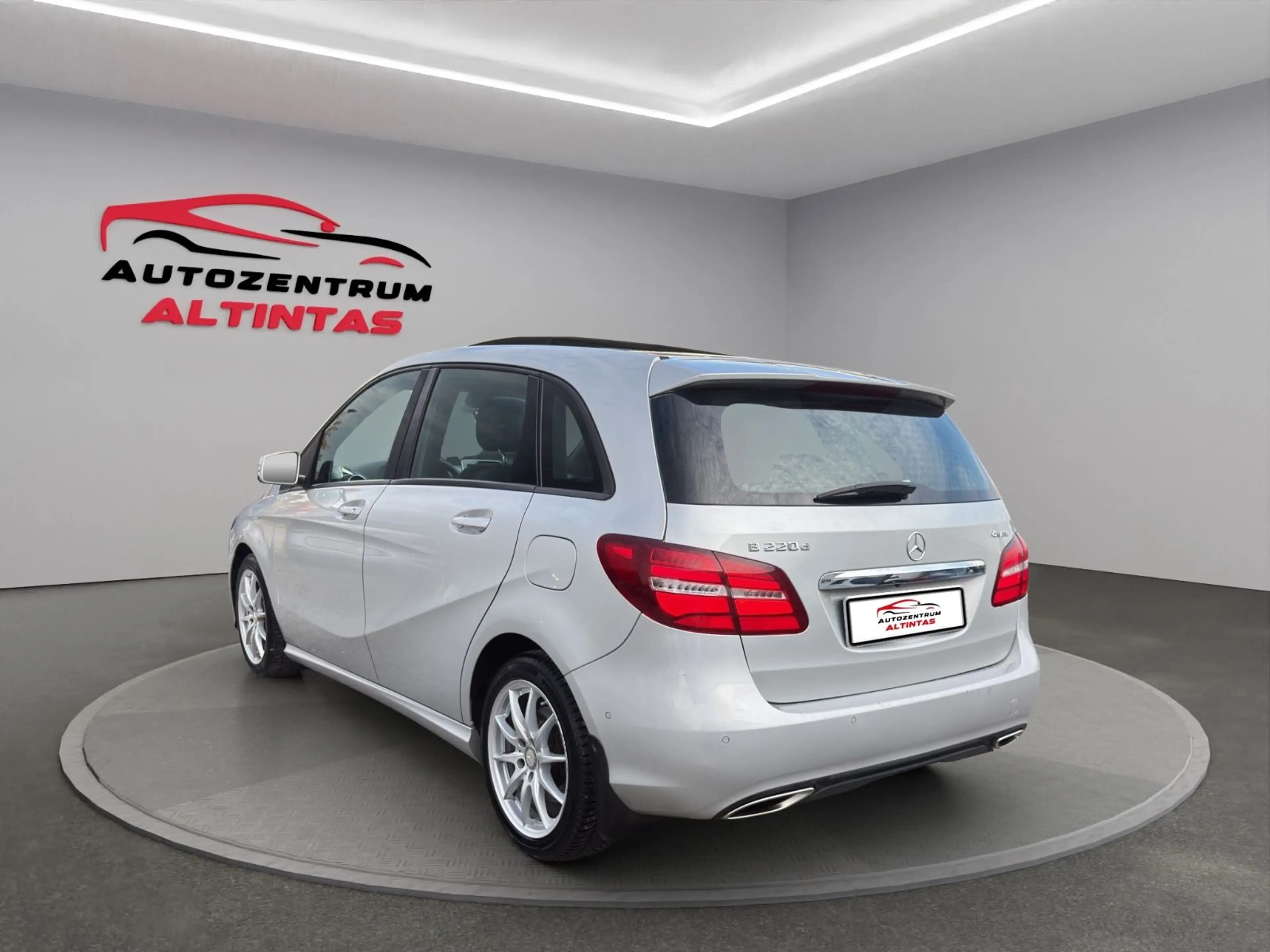 Mercedes-Benz B 220 D 4-MATIC*AUT*89TKM*PANO*NAVI*LED*LEDER*RFK — photo 4