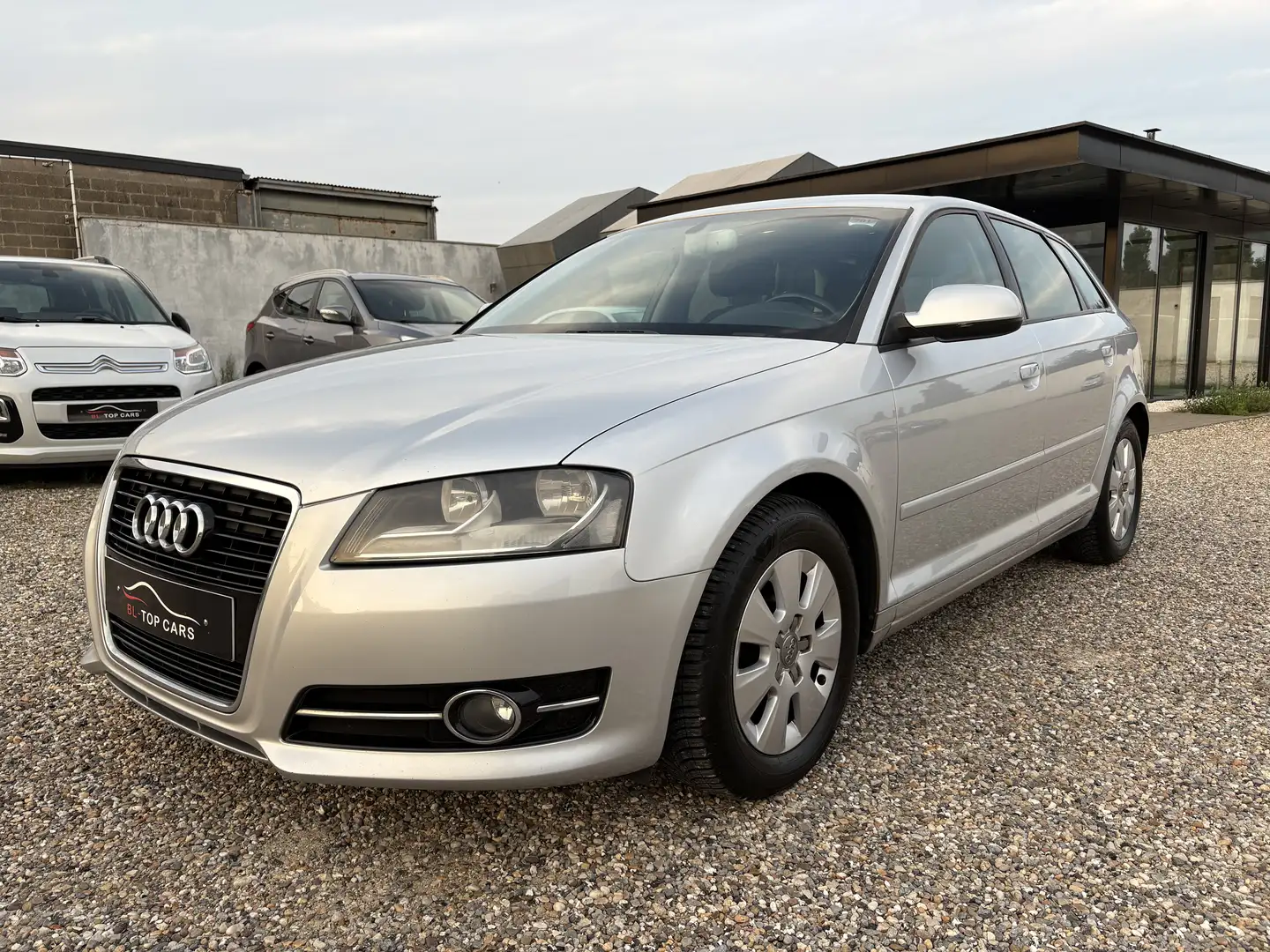 Audi A3 Sportback 1.6 TDi Attraction Gris - 1