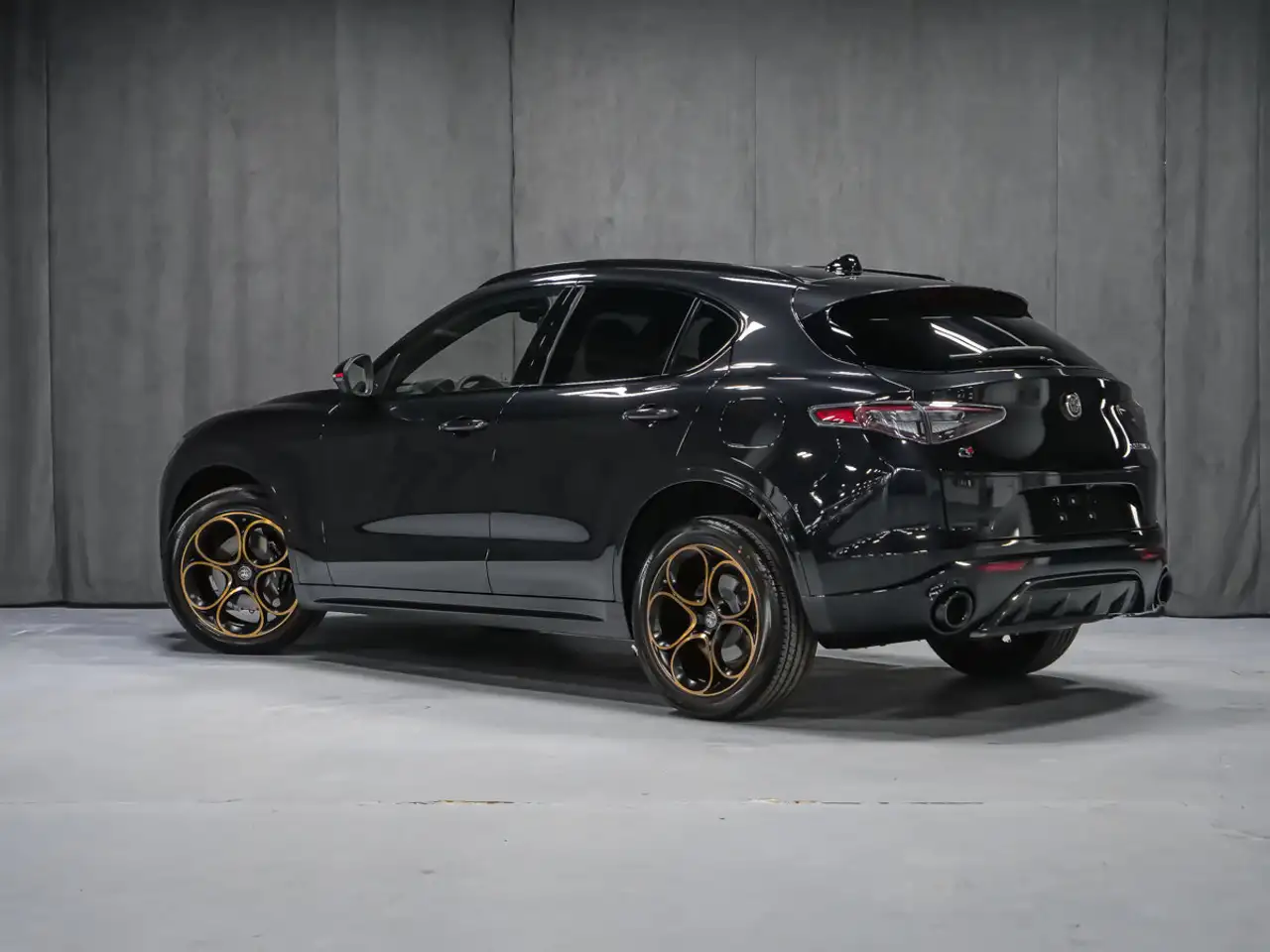 Alfa Romeo Stelvio снимка Alfa Romeo Stelvio