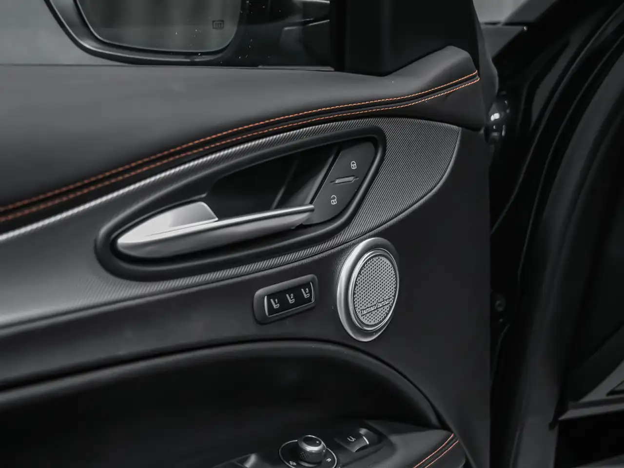 Alfa Romeo Stelvio снимка Alfa Romeo Stelvio
