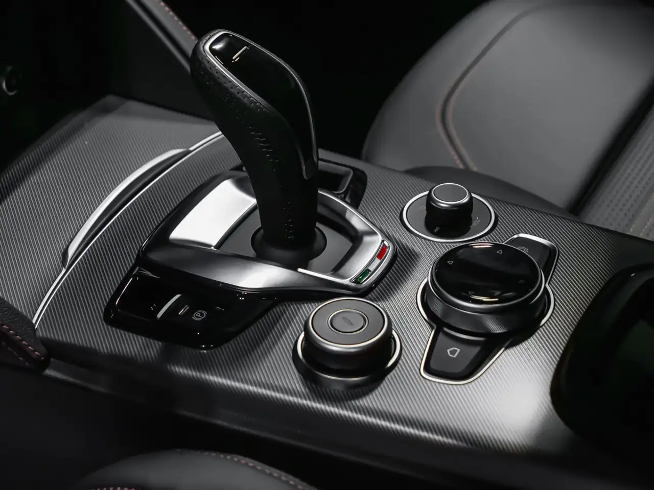 Alfa Romeo Stelvio снимка Alfa Romeo Stelvio