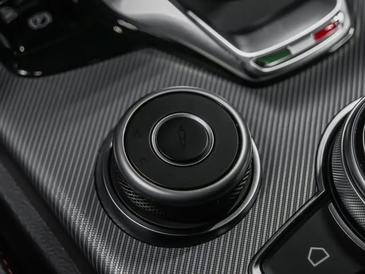 Alfa Romeo Stelvio снимка Alfa Romeo Stelvio