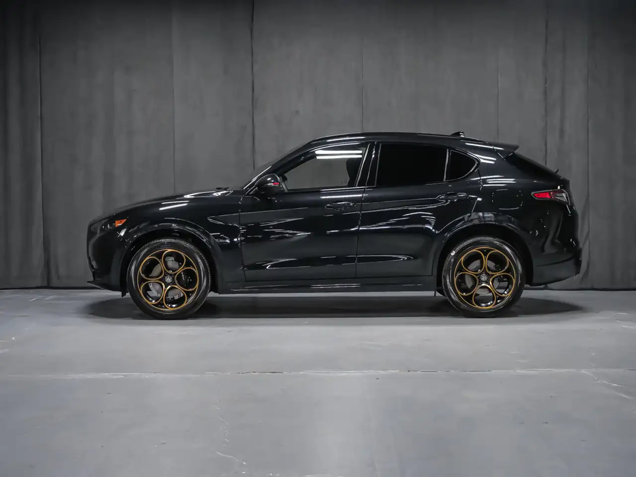 Alfa Romeo Stelvio снимка Alfa Romeo Stelvio