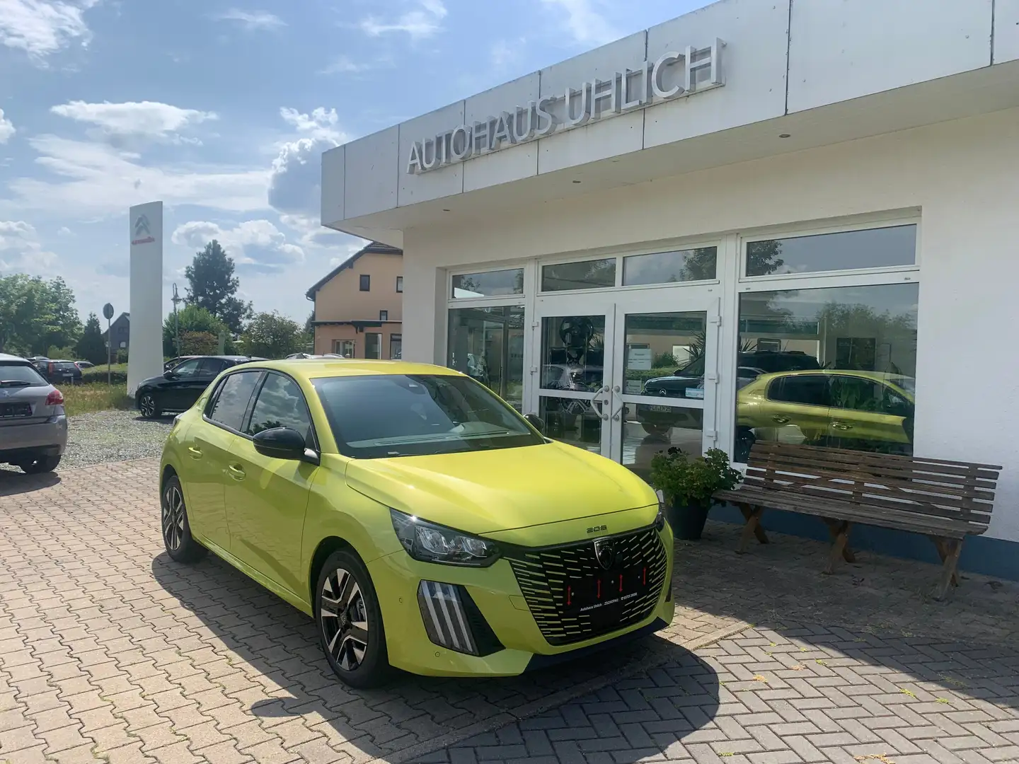 Peugeot 208 Allure Gelb - 1