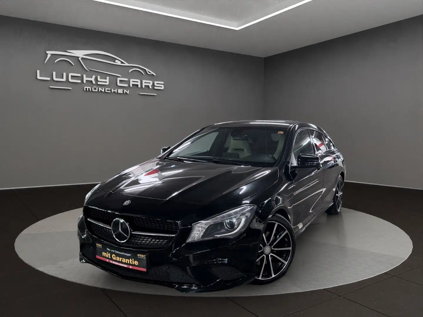 Mercedes-Benz CLA 220 Shooting Brake  *AMG-LINE* Schwarz - 1