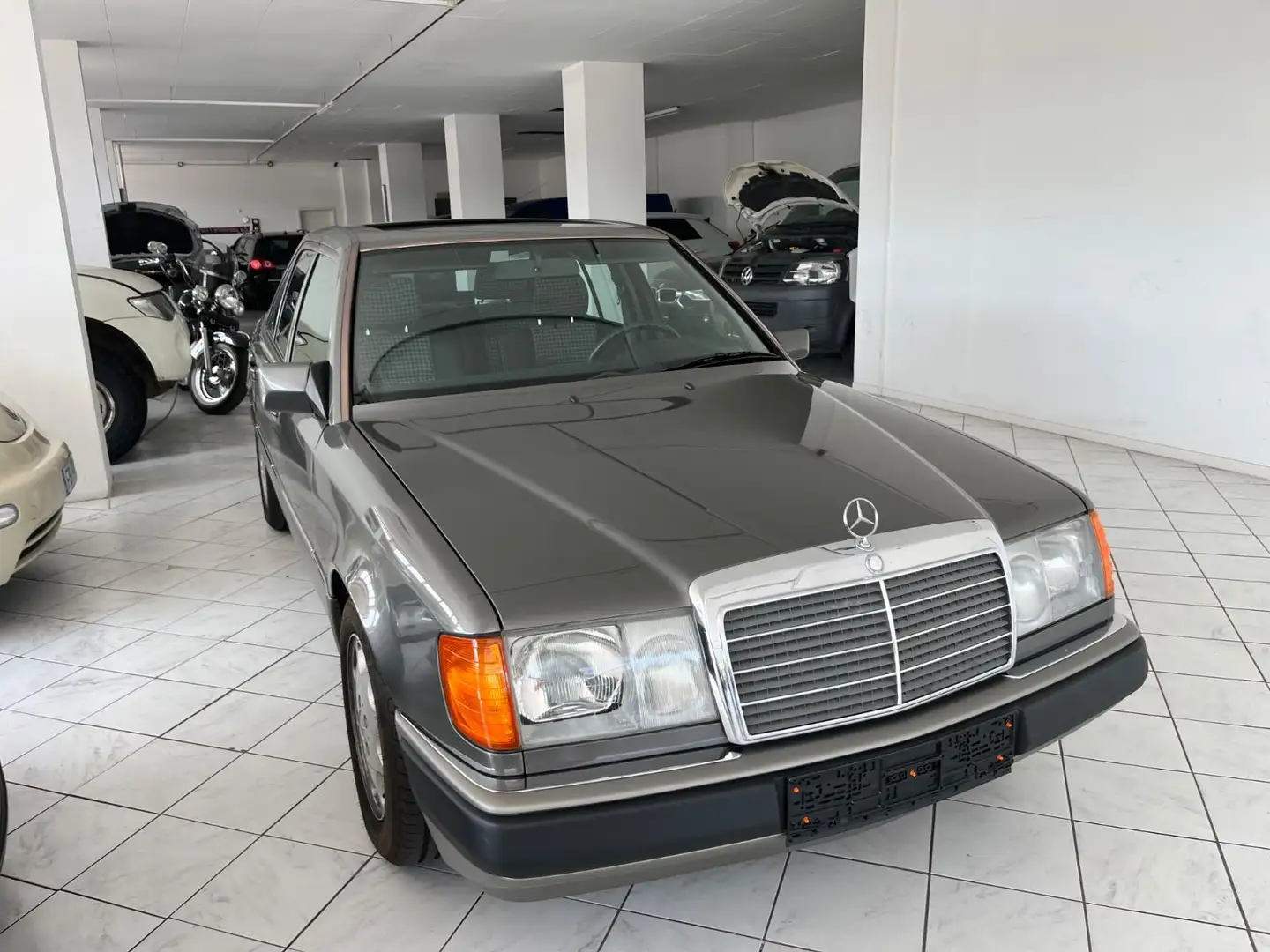 Mercedes-Benz 230 E mit H Kennzeichen Schöner Zustand Grijs - 1