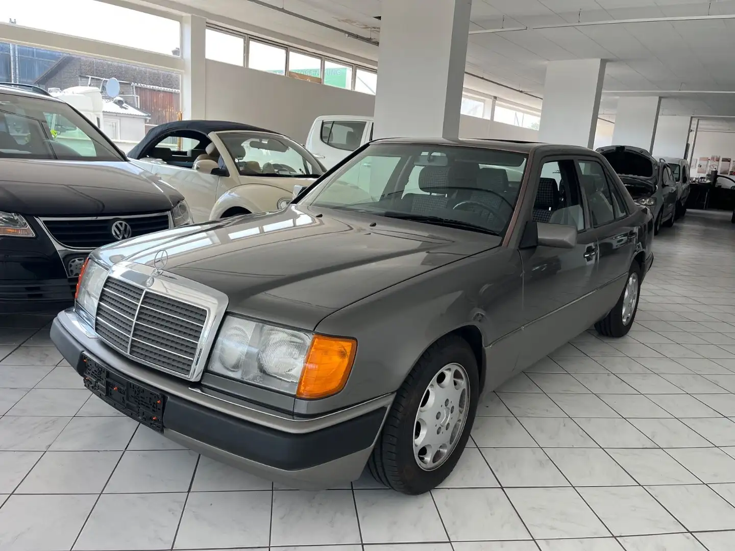 Mercedes-Benz 230 E mit H Kennzeichen Schöner Zustand Grijs - 2