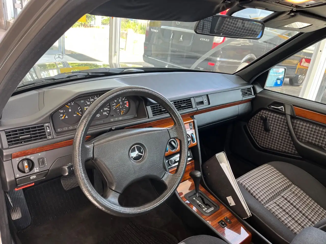 Mercedes-Benz 230 E mit H Kennzeichen Schöner Zustand, foto 3