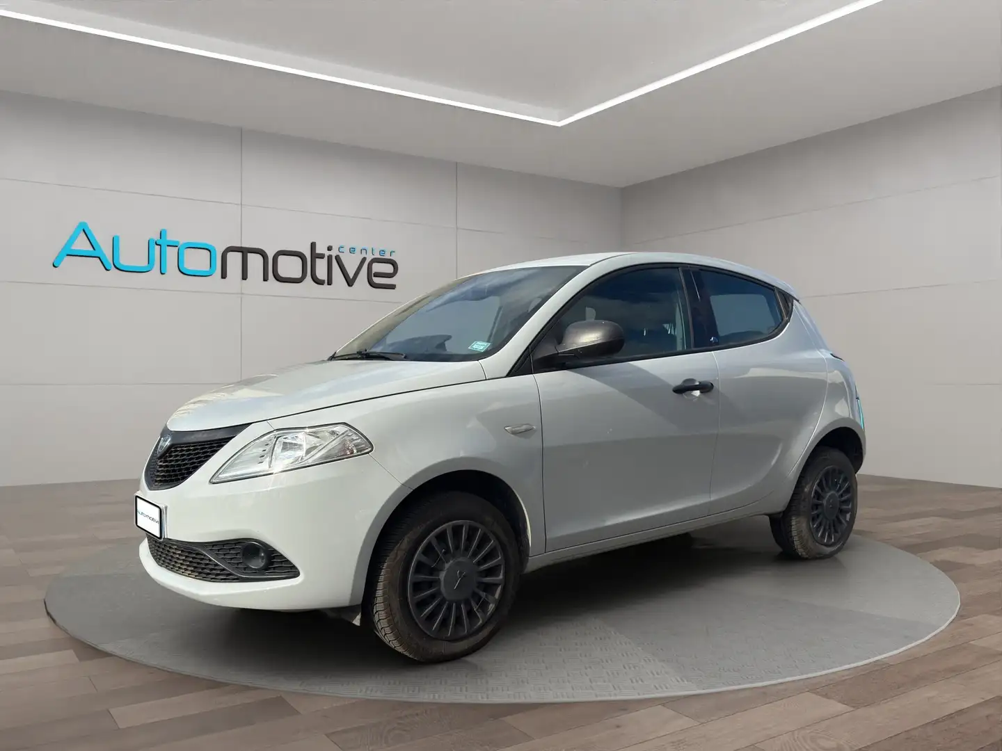 Lancia Ypsilon Ypsilon 2015 0.9 t.air Silver ecochic metano 80cv Weiß - 1