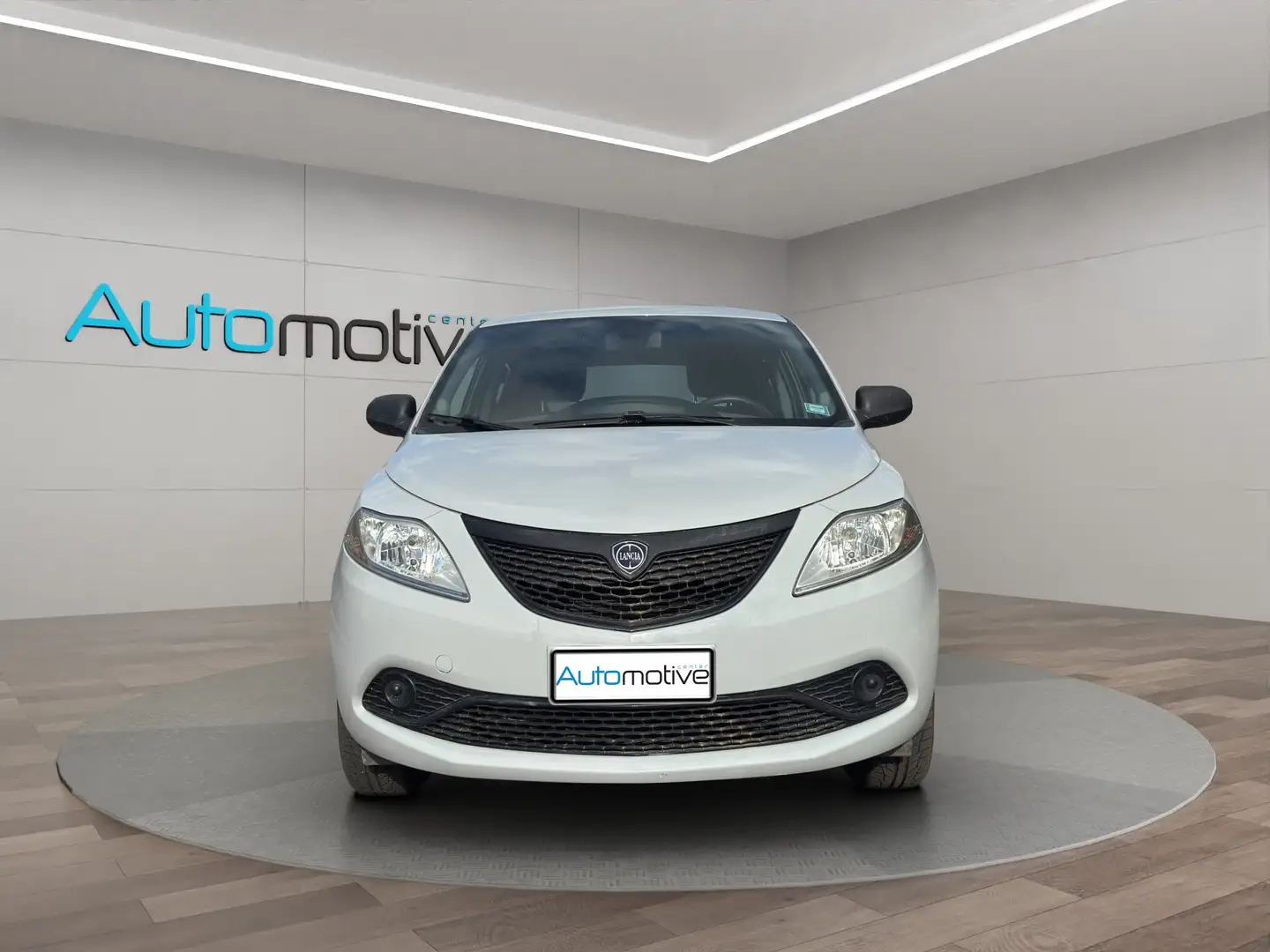 Lancia Ypsilon Ypsilon 2015 0.9 t.air Silver ecochic metano 80cv Weiß - 2