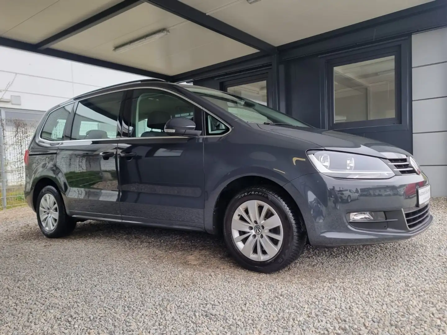 Volkswagen Sharan 1.4 TSI DSG,7-SITZER,NAVI,AHK,SHZ,LANE Klima Navi Grau - 2
