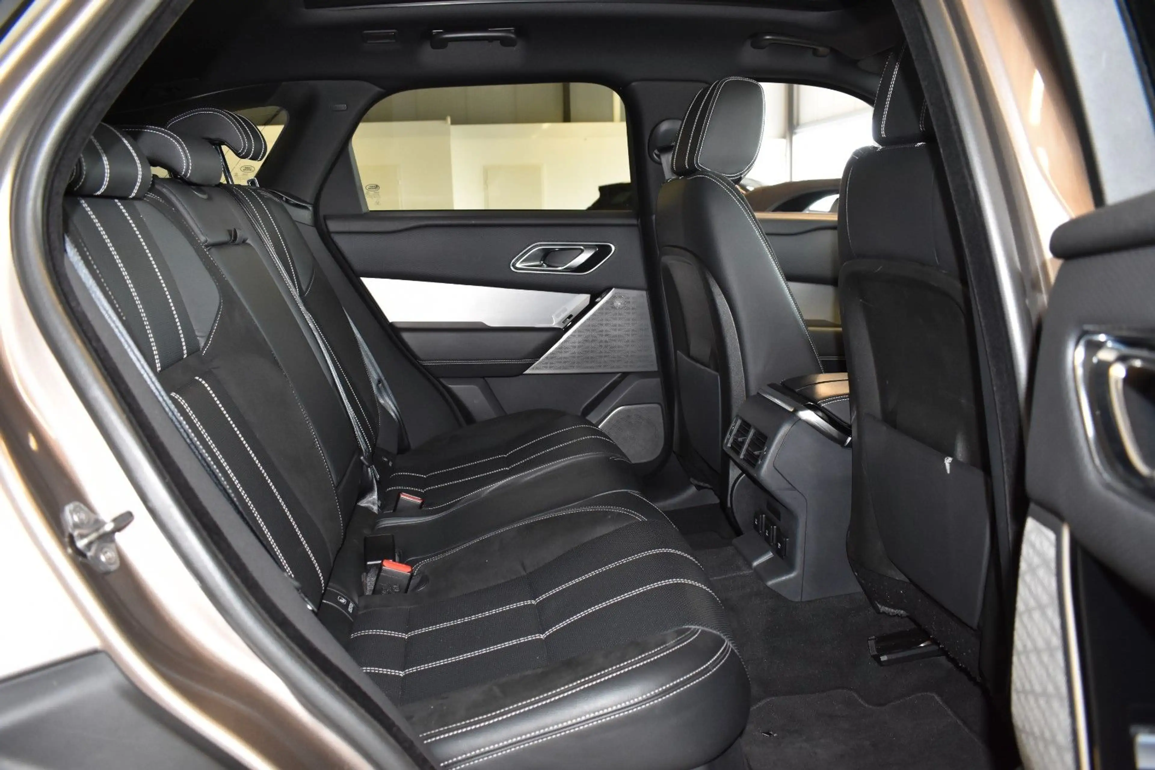 Land Rover Range Rover Velar R-Dynamic SE/LED/PANO/ — photo 12