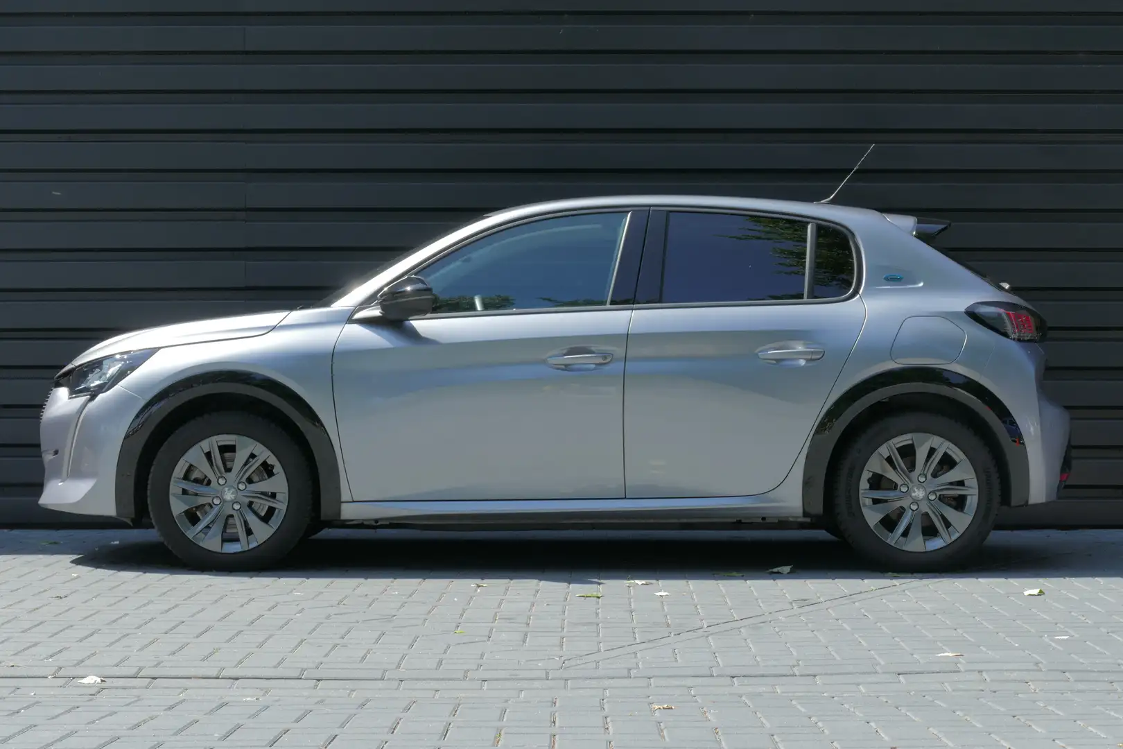 Peugeot e-208 EV 136PK 50KWH 5-DRS ALLURE PACK AUTOMAAT / NAVI / Gris - 2