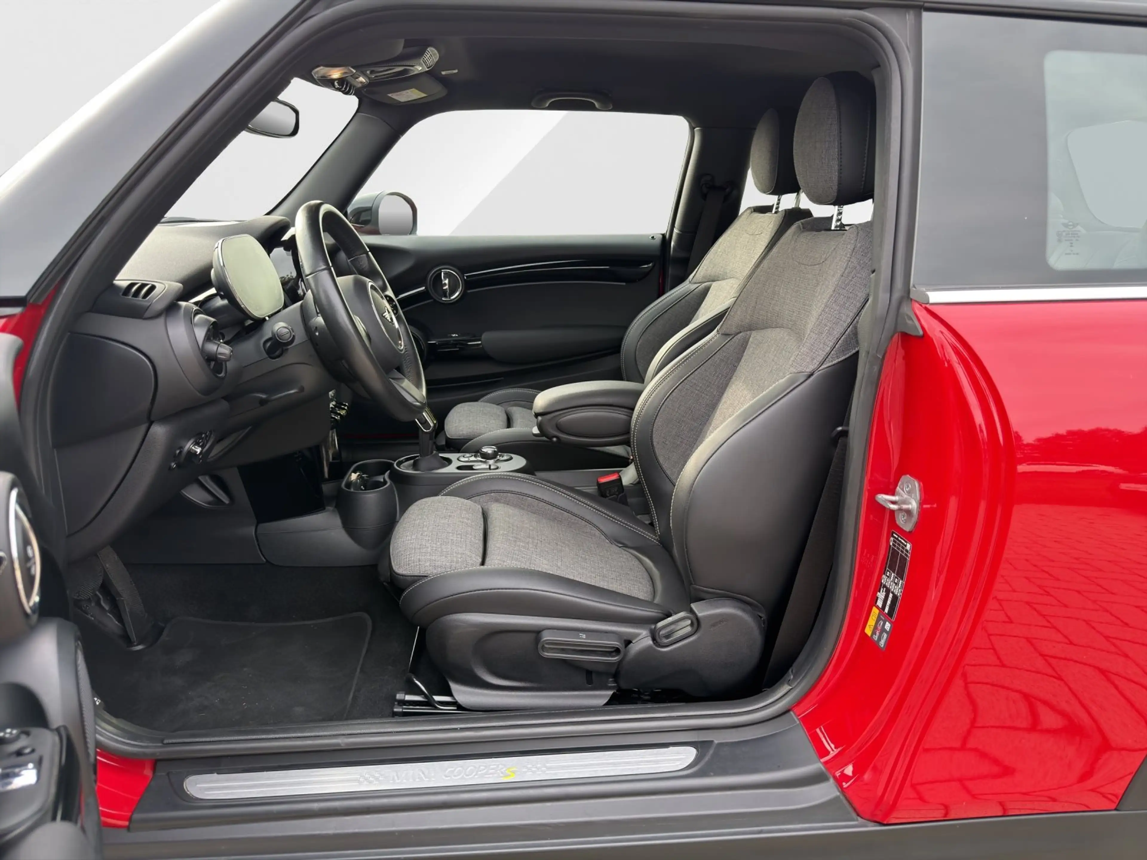 MINI Cooper SE Hatch 16" / DrivAss / DAB / Ambiente / LED / CarPl — photo 11