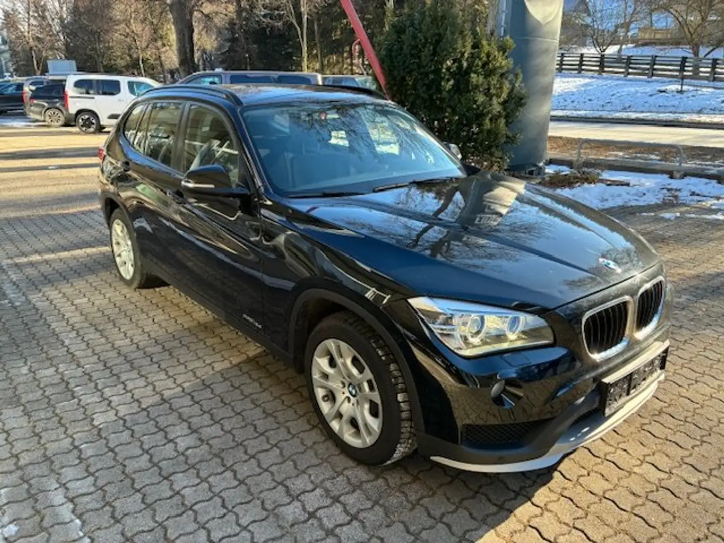 BMW X1 18 d xDrive Automatik *SZH*AAC*FSE*XENON* Schwarz - 1