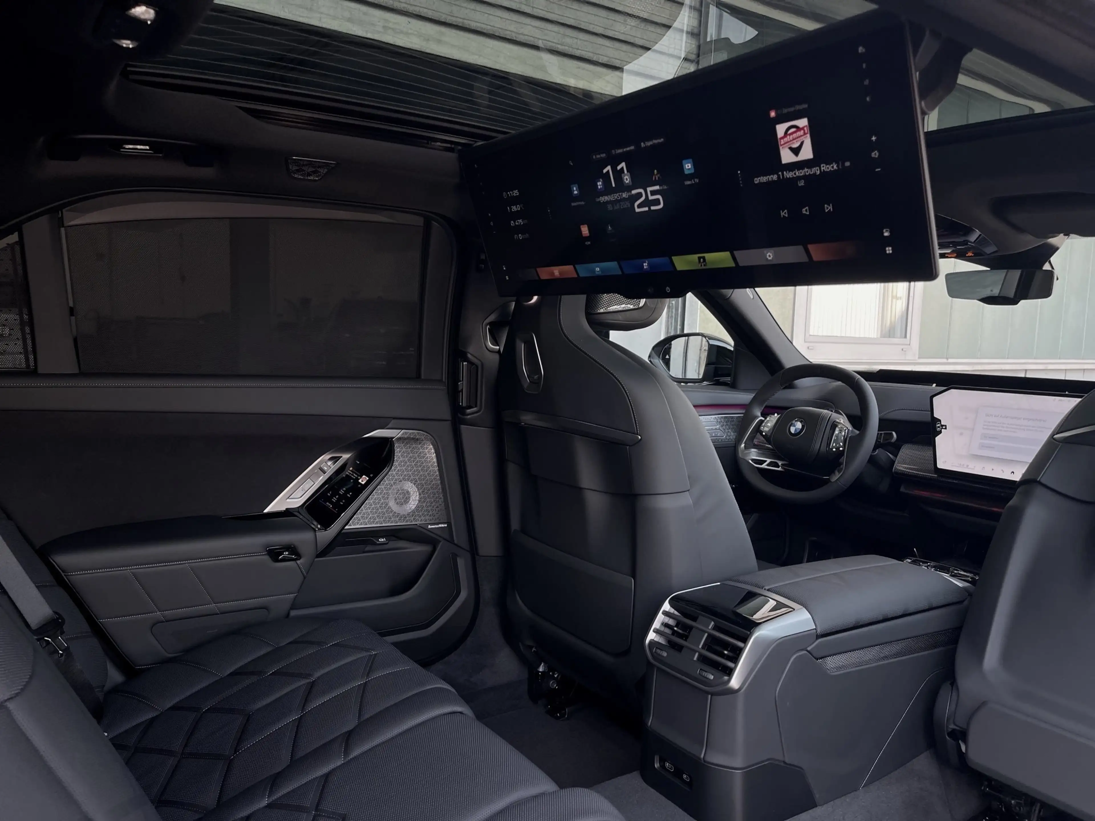 BMW i7 xDrive60 — photo 15