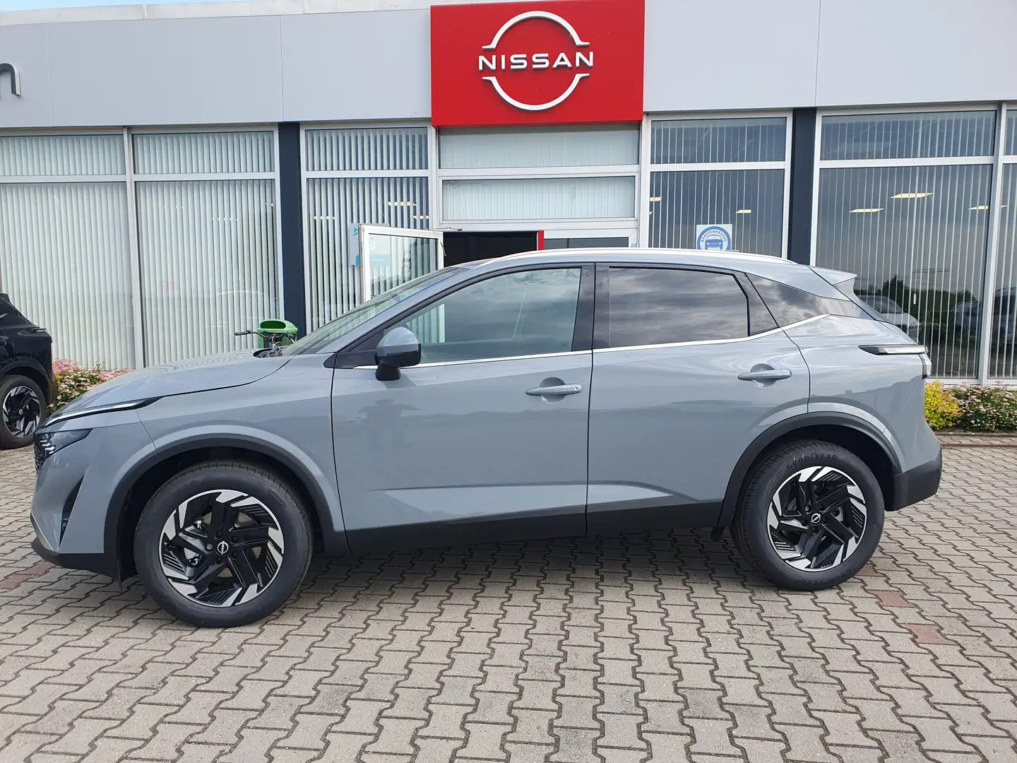Nissan Qashqai 1.3 DIG-T MHEV N-Connecta, Winter/Komfort Paket Grau - 2