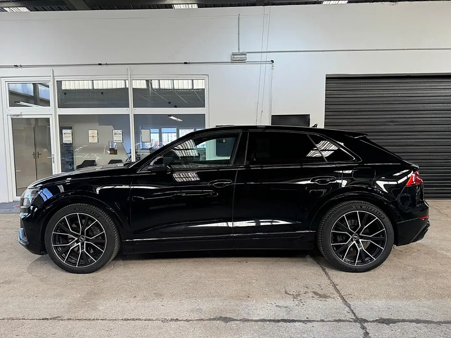 Audi Q8 55 TFSI e quattro Tiptronic Schwarz - 2
