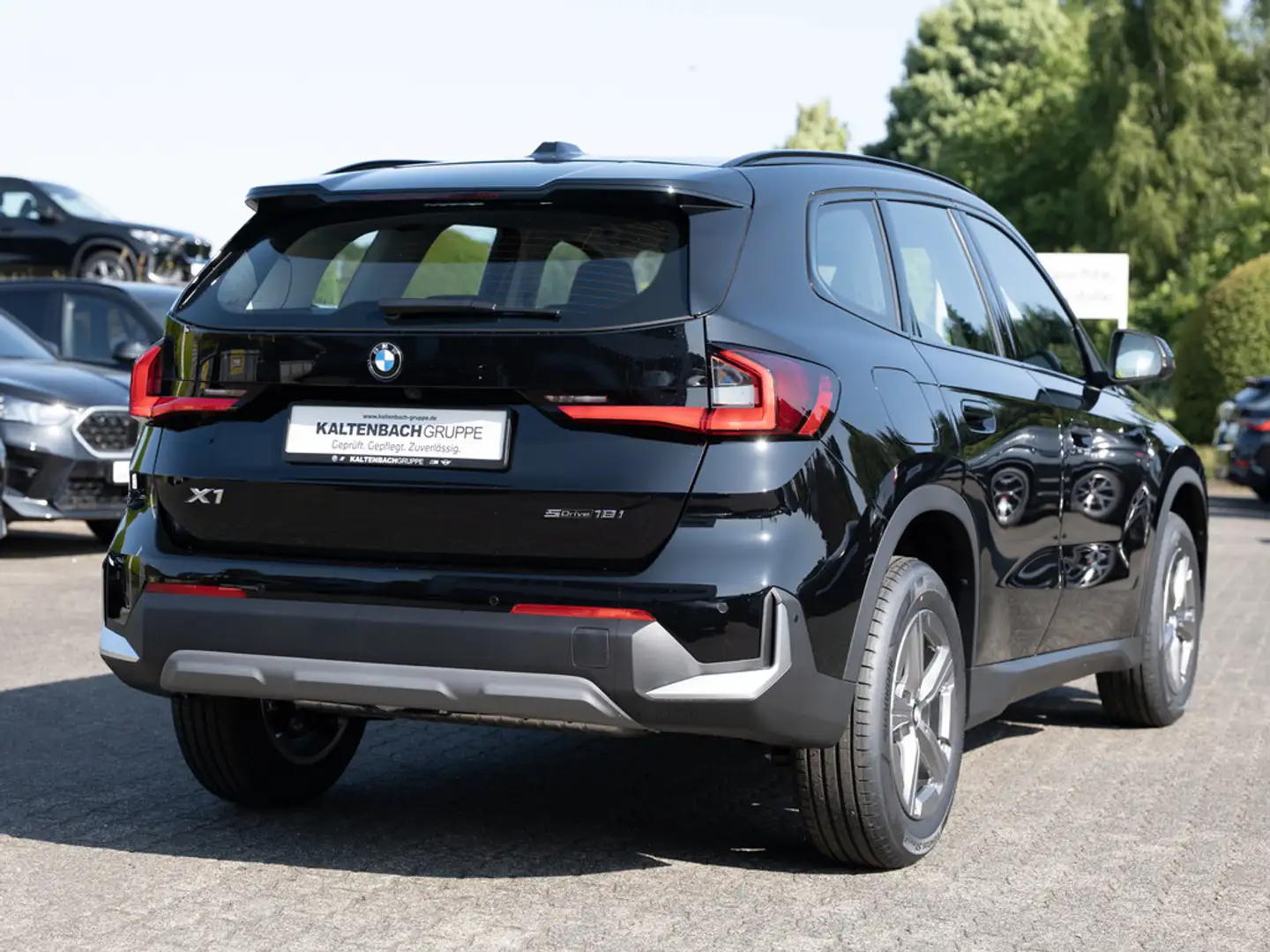BMW X1 sDrive 18i LED ACC AHK NAVI KAMERA SHZ PDC Zwart - 2