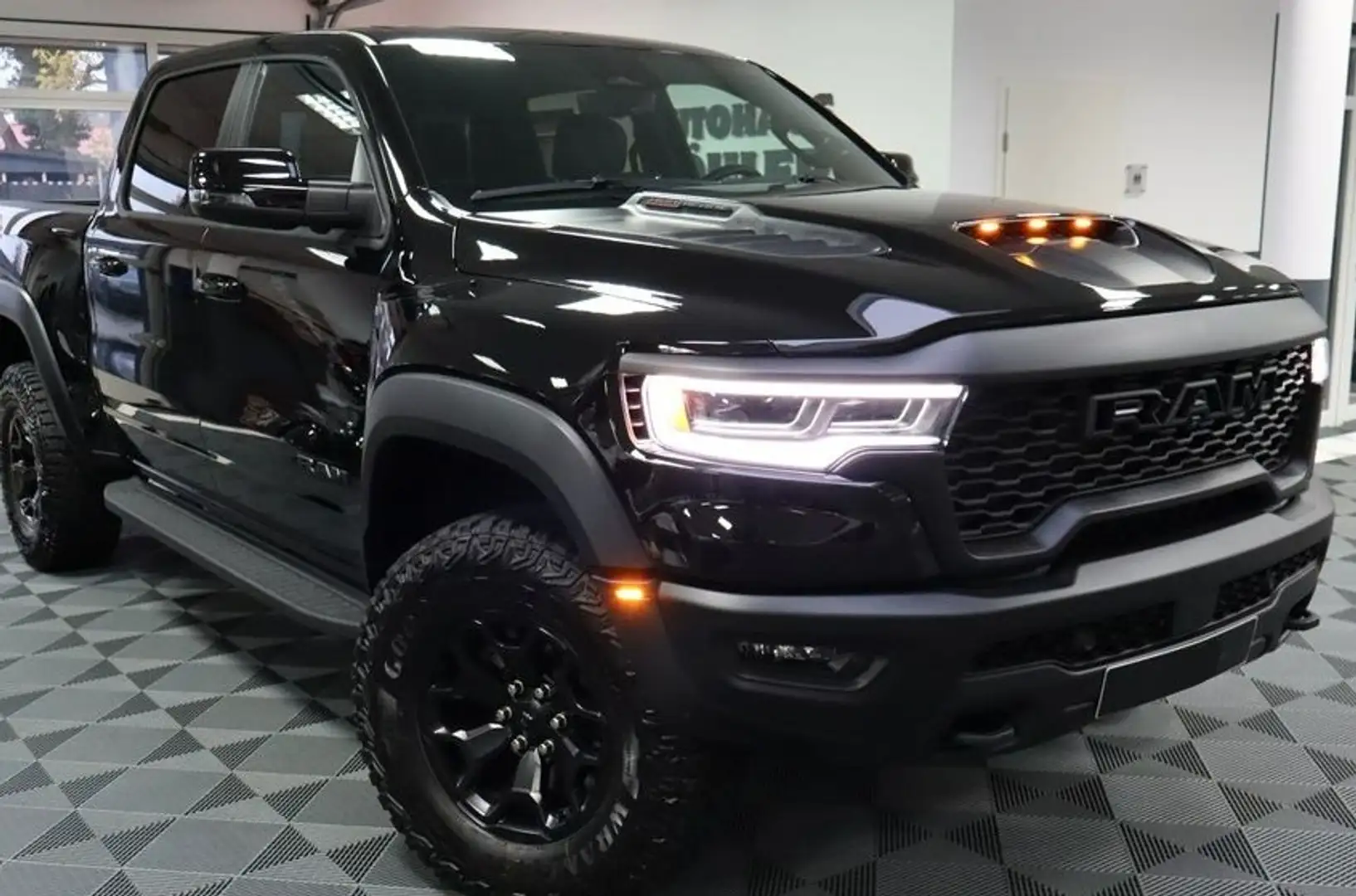 Dodge RAM 5.7L V8 Rebel Negro - 1
