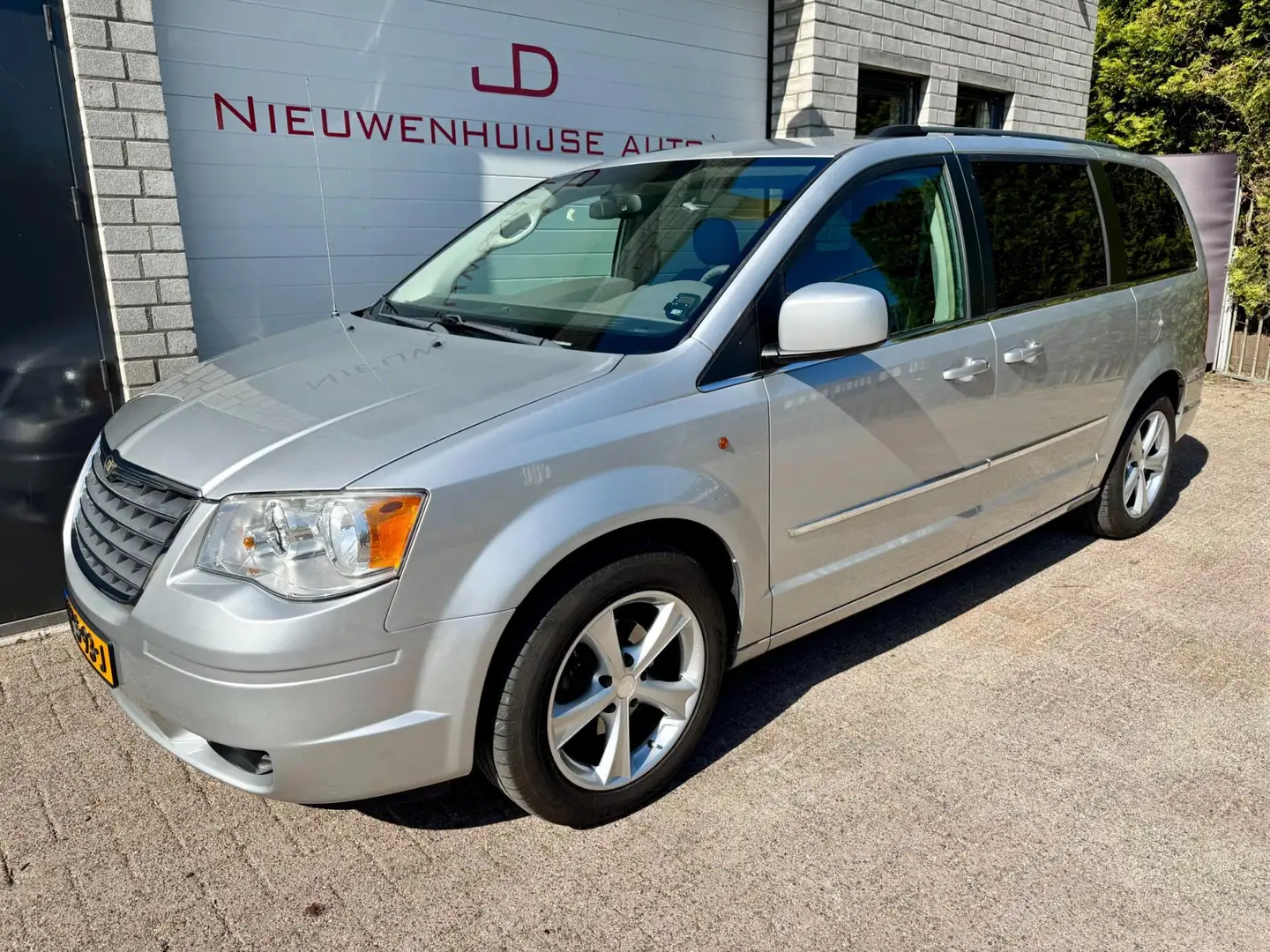 Chrysler Town & Country 3.8 V6 Stow & Go, leder, navi, dvd, 111.284km! Šedá - 1