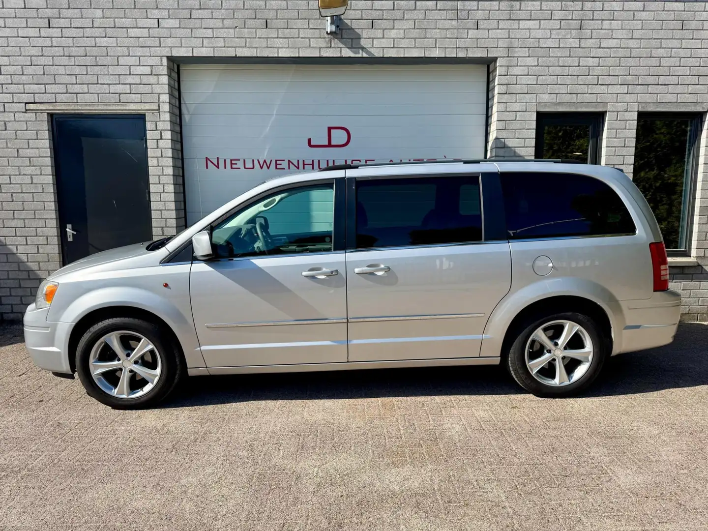 Chrysler Town & Country 3.8 V6 Stow & Go, leder, navi, dvd, 111.284km! Šedá - 2