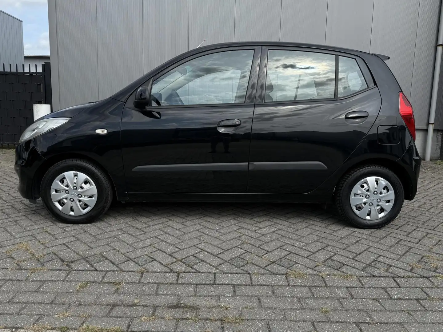 Hyundai i10 1.2 i-Drive Cool AIRCO Zwart - 2