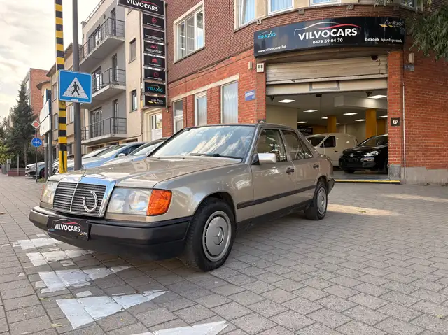 Mercedes-Benz E 230