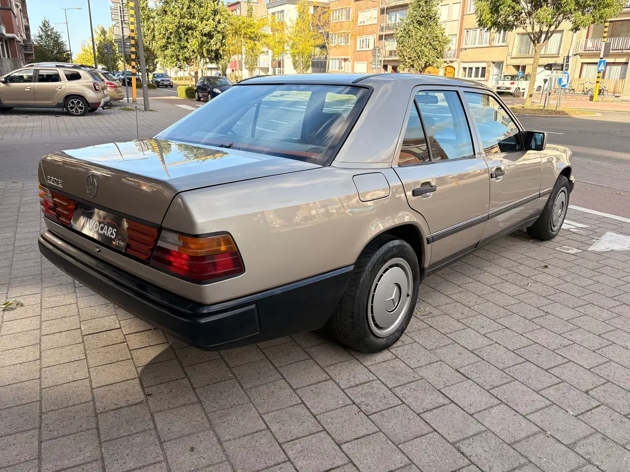Mercedes-Benz E 230, foto 4