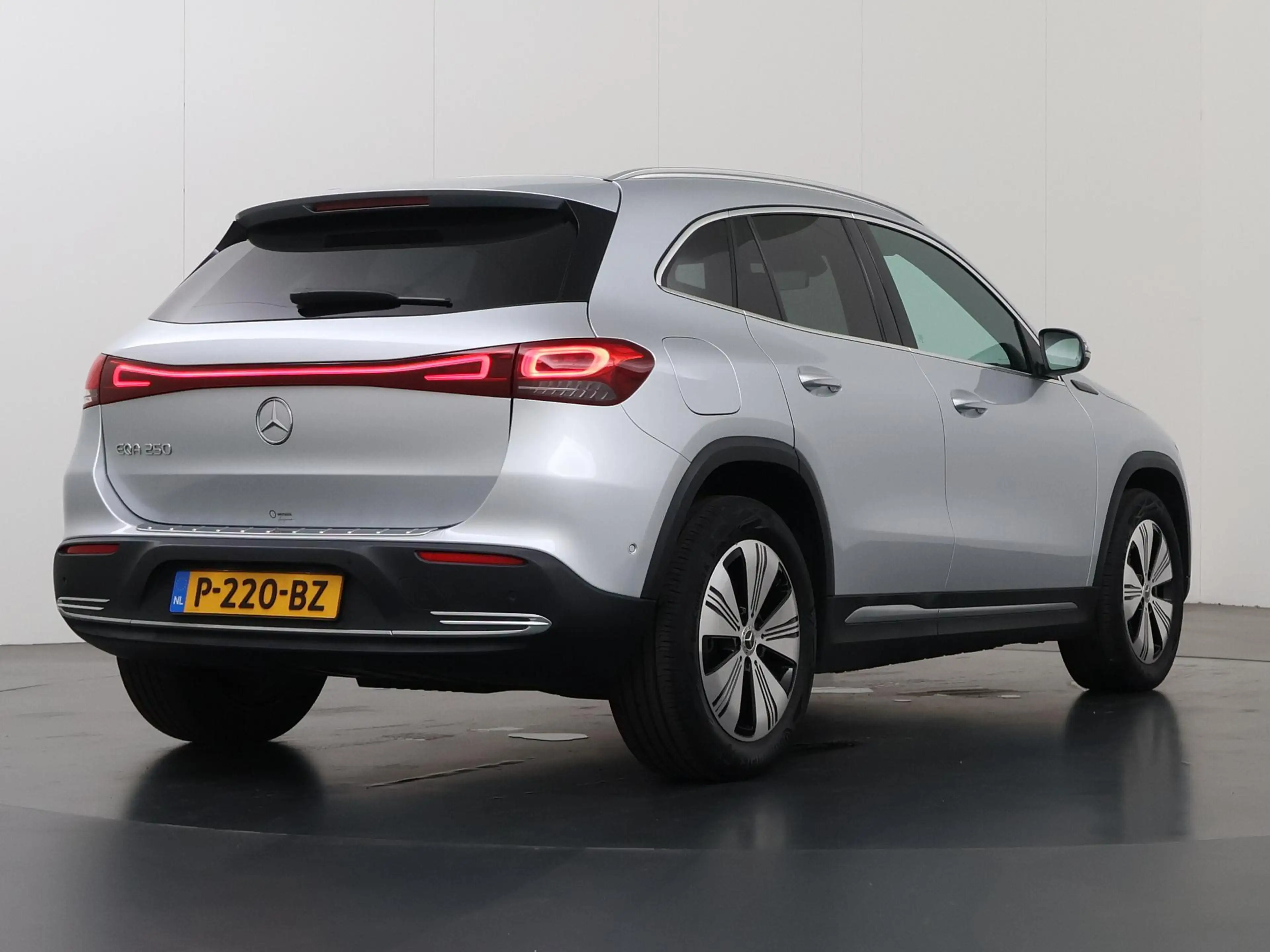 Mercedes-Benz EQA 250 Business Solution Luxury 67 kWh | Achteruitrijcame — photo 2