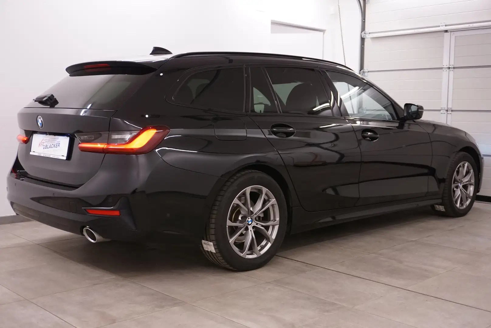 BMW 320 d Sport Line // Laser // Anhängervorr. // ACC Schwarz - 2