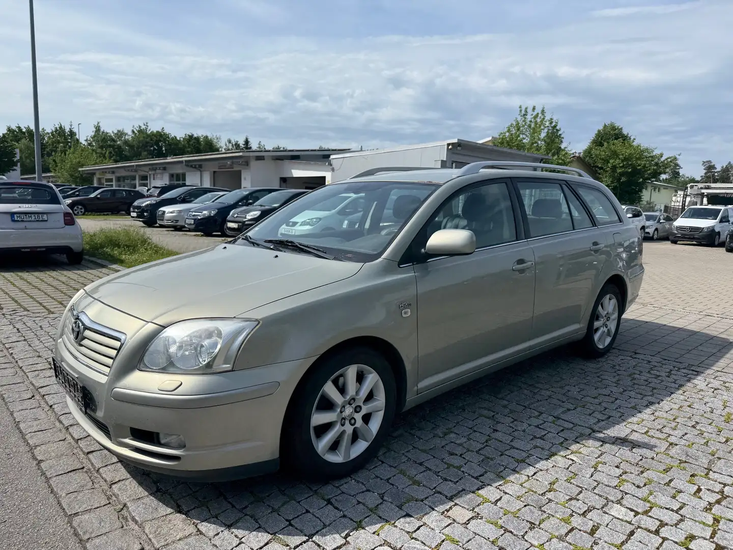 Toyota Avensis 2.0 D-4D C Grün - 1