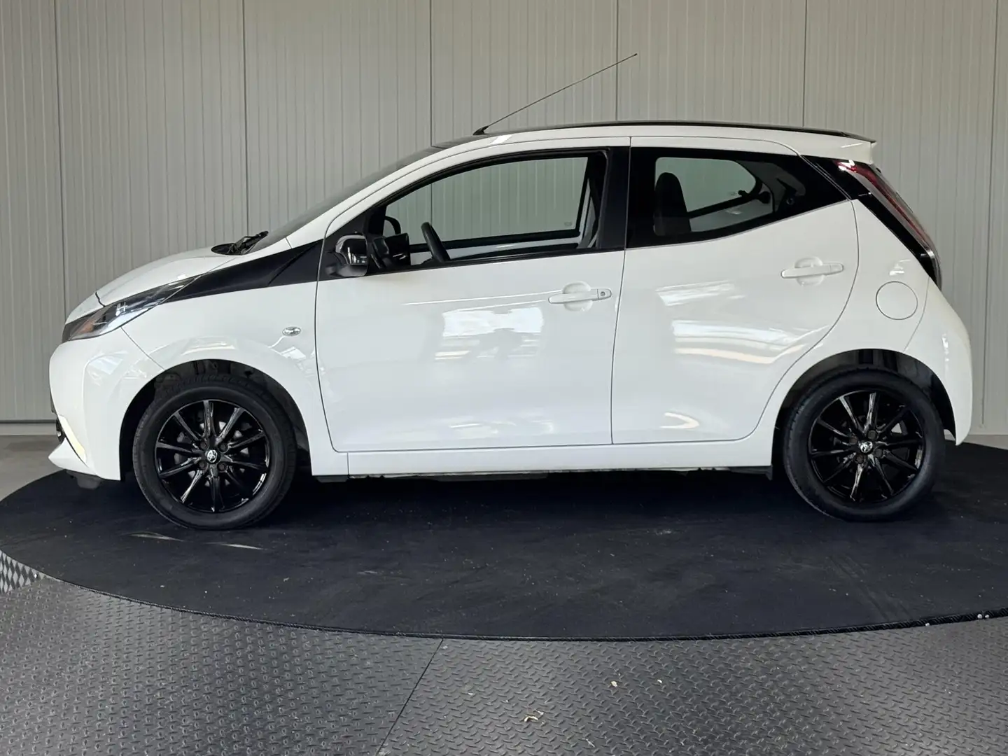 Toyota Aygo 1.0 VVT-i X-Play Camera LM Velgen Bi-tone Wit - 2