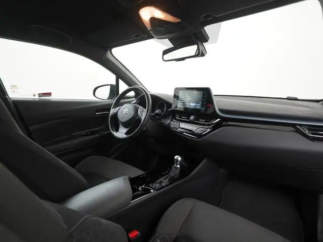 Toyota C-HR view 2