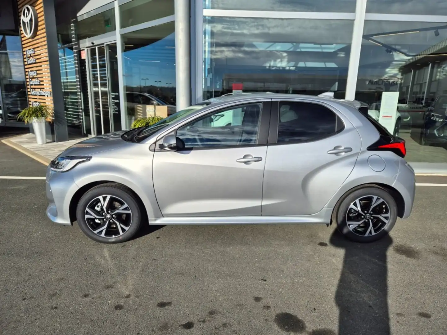 Toyota Yaris - 1,5 l, 116 PS 5-tg. Active Drive Silber - 2