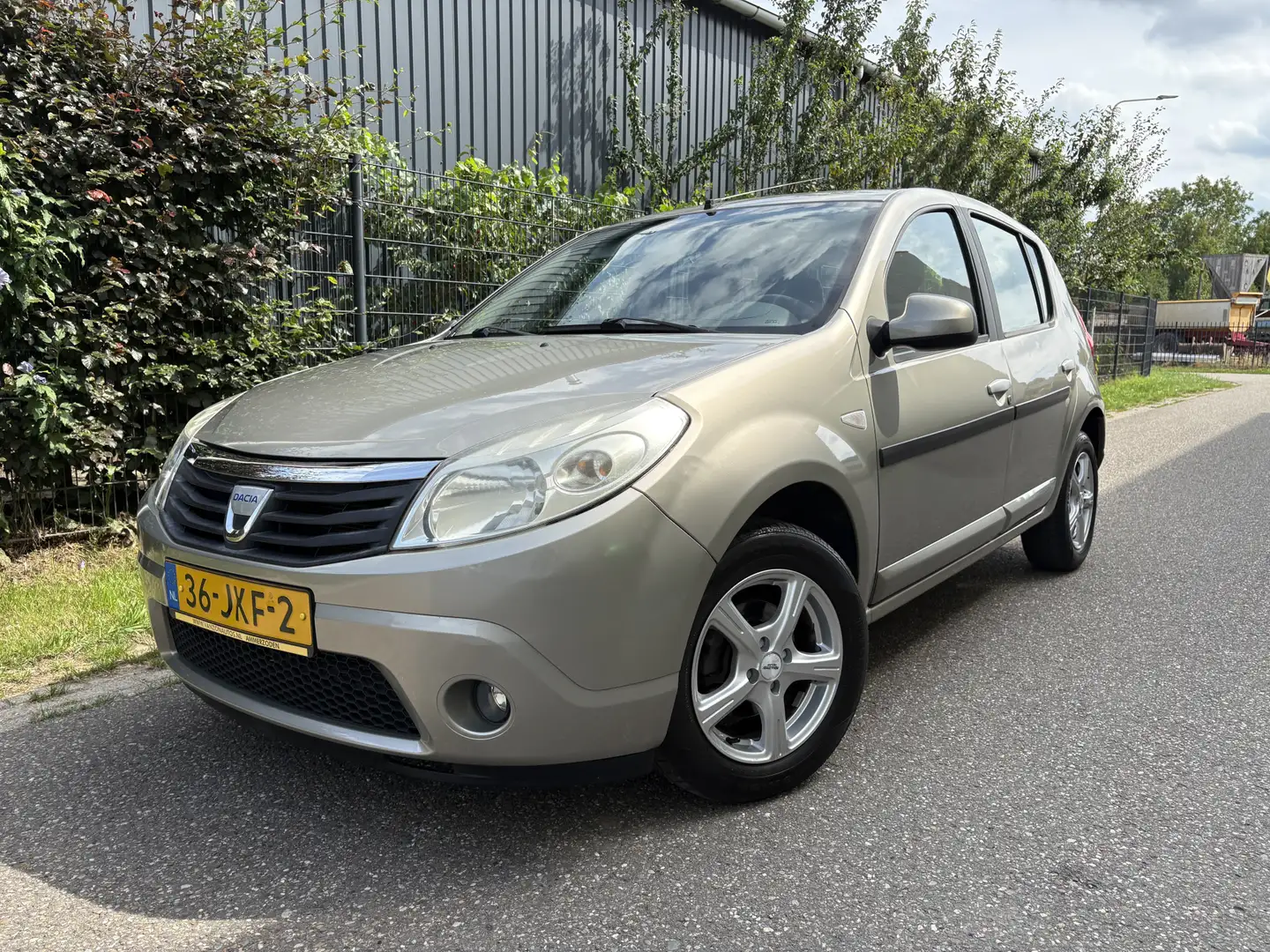 Dacia Sandero 1.6 Lauréate / 5-DEURS / AIRCO / APK 2026 Gris - 1