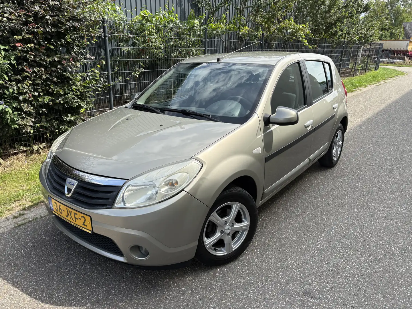 Dacia Sandero 1.6 Lauréate / 5-DEURS / AIRCO / APK 2026 Gris - 2