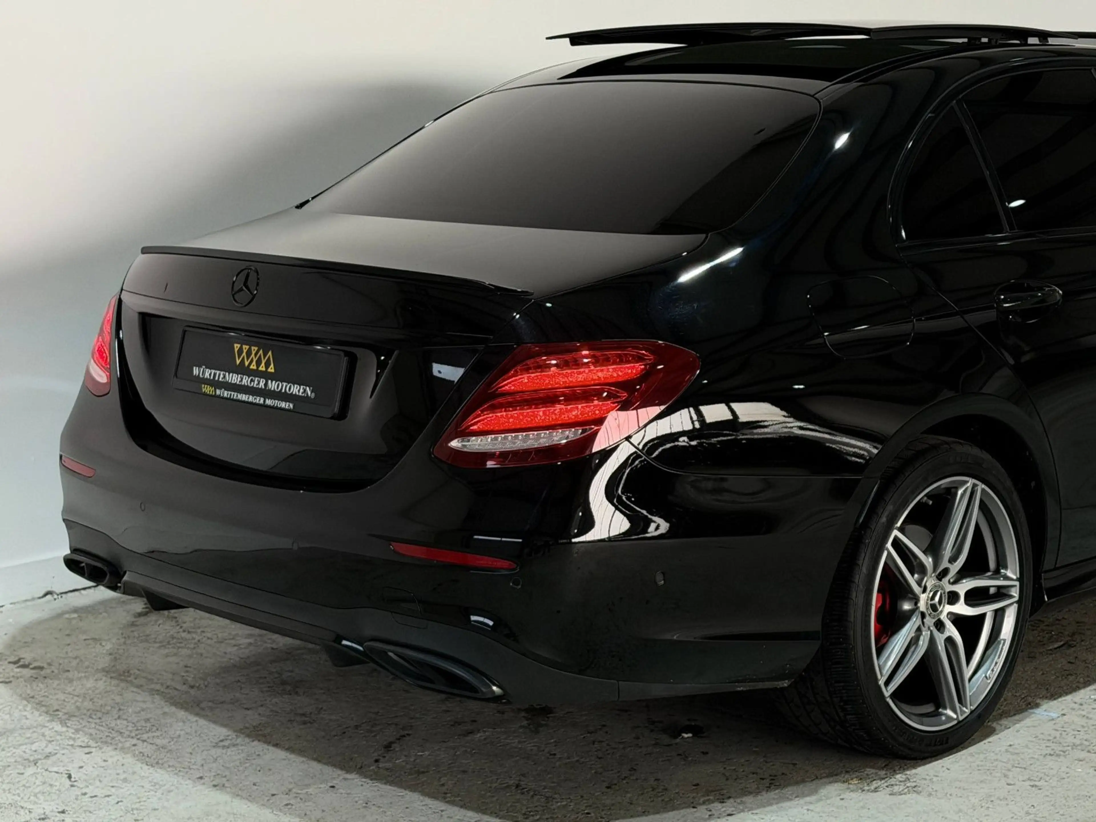 Mercedes-Benz E 220 d Lim*AMG-LINE*PANO*HuD*360°*LED*WIDE* — photo 14