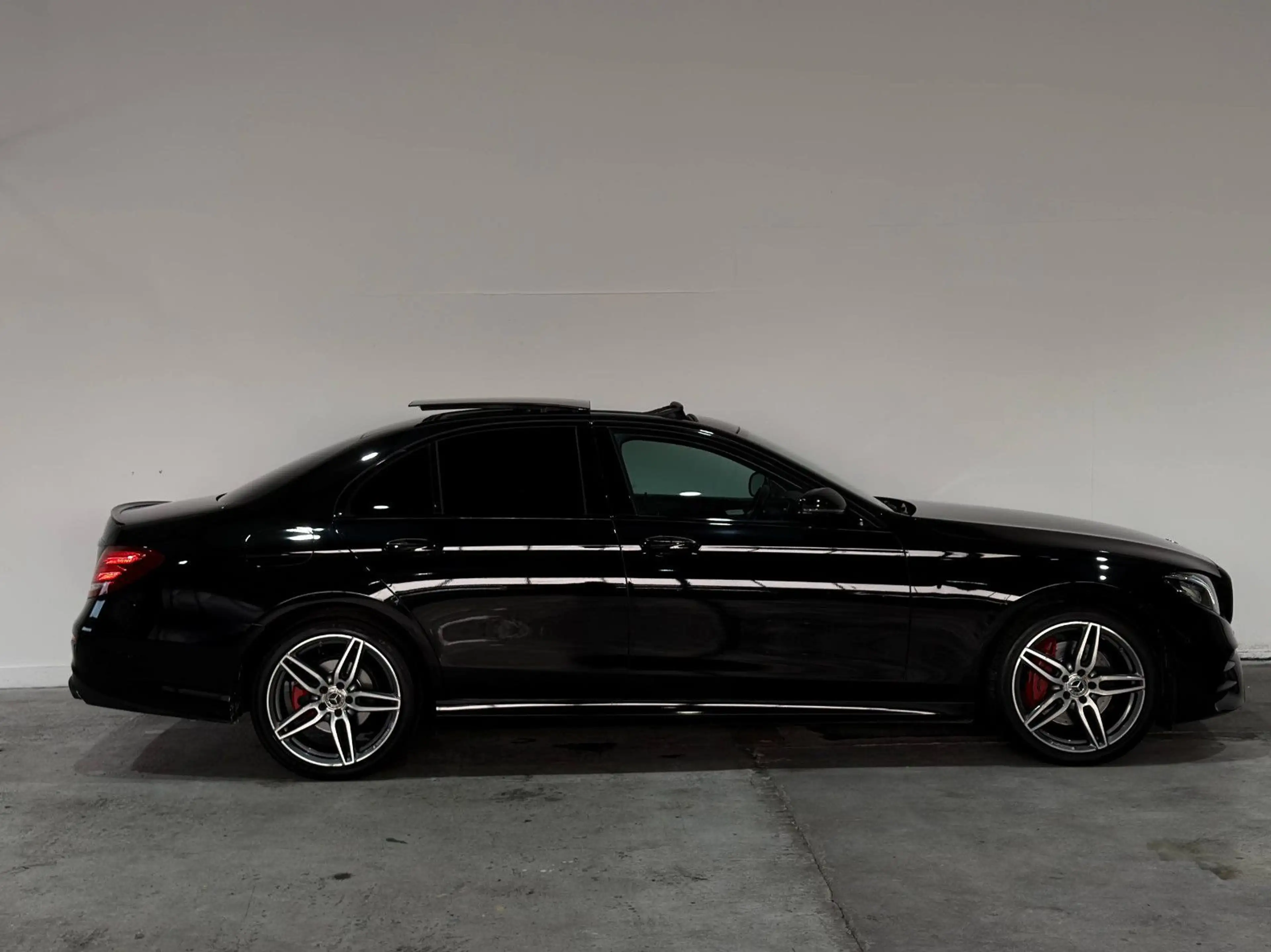 Mercedes-Benz E 220 d Lim*AMG-LINE*PANO*HuD*360°*LED*WIDE* — photo 4
