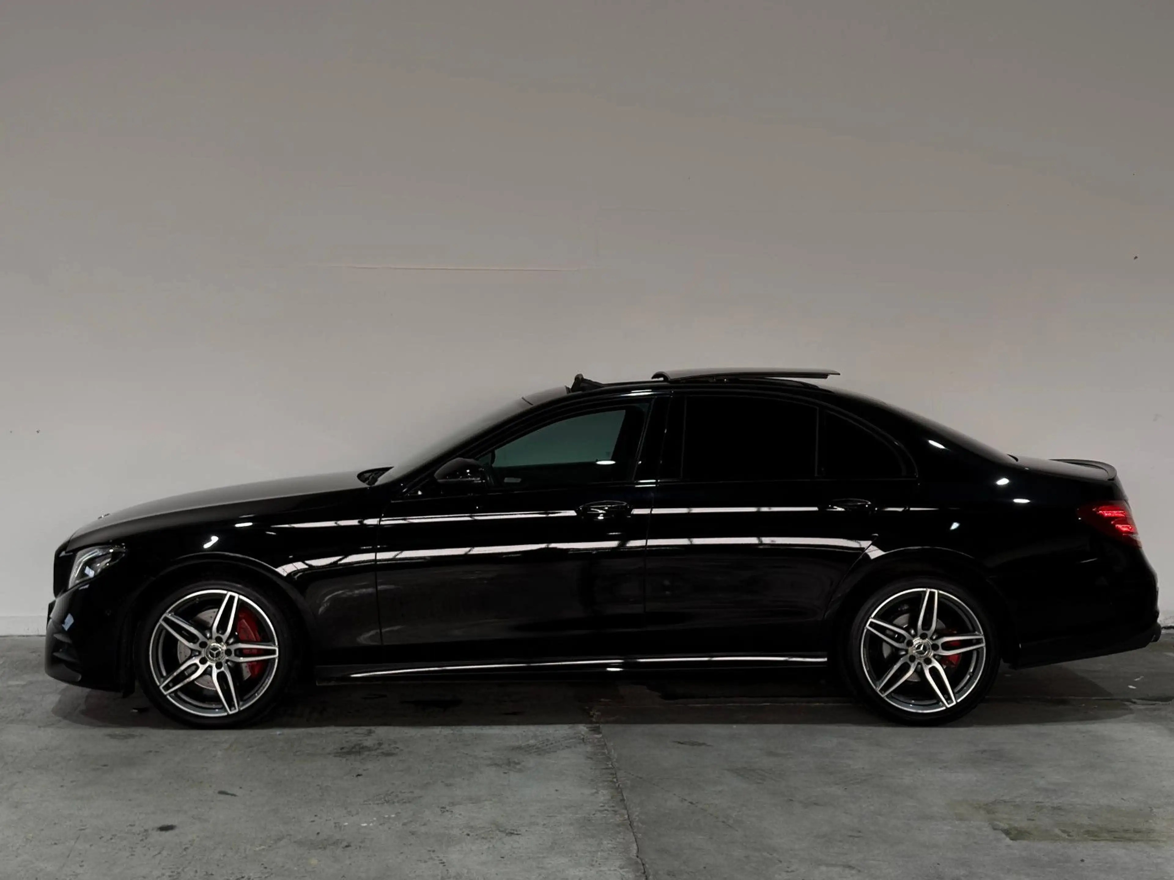 Mercedes-Benz E 220 d Lim*AMG-LINE*PANO*HuD*360°*LED*WIDE* — photo 8